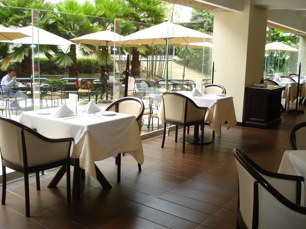 Royal Pedregal Hotel Mexico City Exterior photo The interior of the restaurant